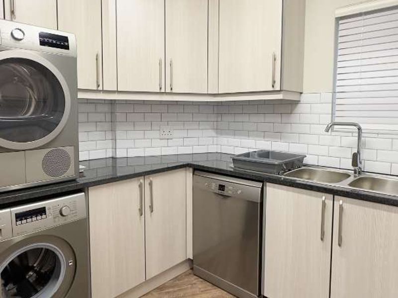 Luxurious 3-Bedroom Apartment with Sea View - Photo 7