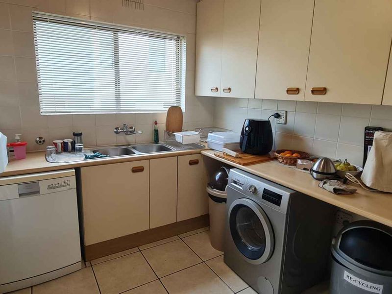 Versatile Family Home & Investment Gem – 3 Self-Contained Flatlets, Stunning Views in Plattekloof - Photo 5