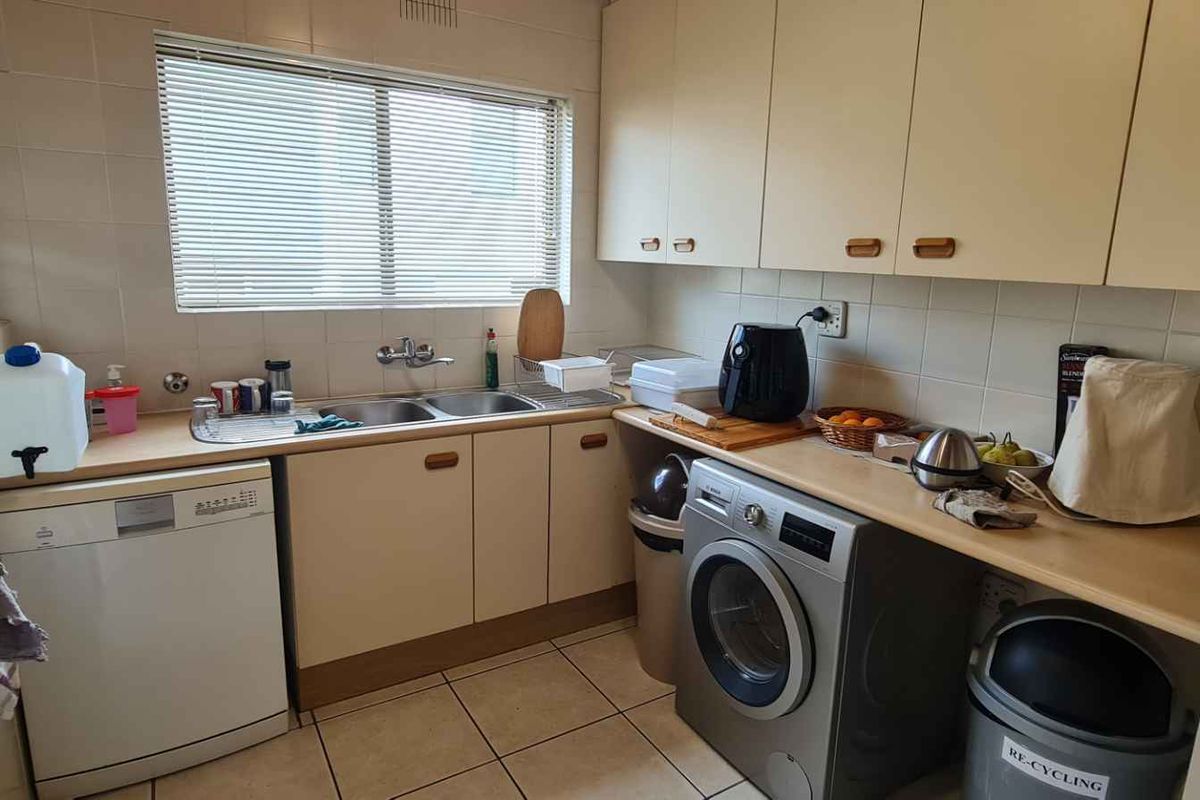 Versatile Family Home & Investment Gem – 3 Self-Contained Flatlets, Stunning Views in Plattekloof - Photo 5