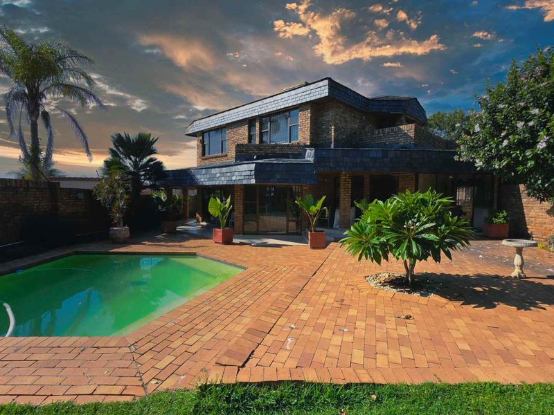 Large 3 Bedroom Sandton Townhouse with Large Garden and Sparkling Swimming Pool and  Full Separate “Cottage” - Photo 2