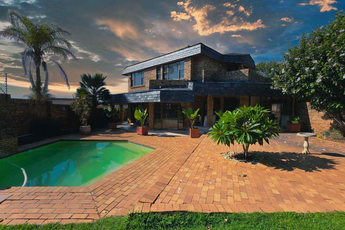 Large 3 Bedroom Sandton Townhouse with Large Garden and Sparkling Swimming Pool and  Full Separate “Cottage” - Photo 2