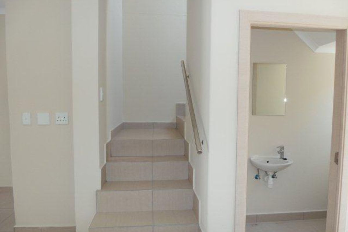 Duplex Town House walking distance to schools - Photo 4