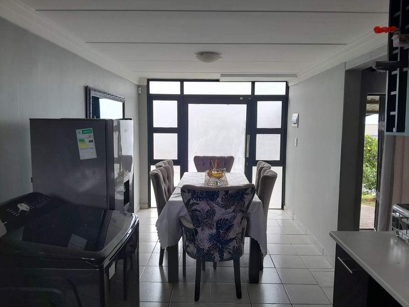 Neat 3 Bedroom Double story home - Photo 5