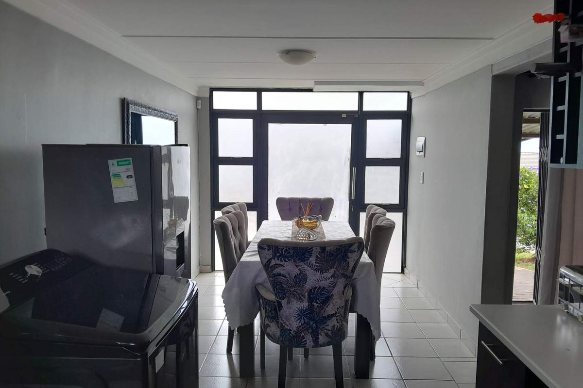 Neat 3 Bedroom Double story home - Photo 5