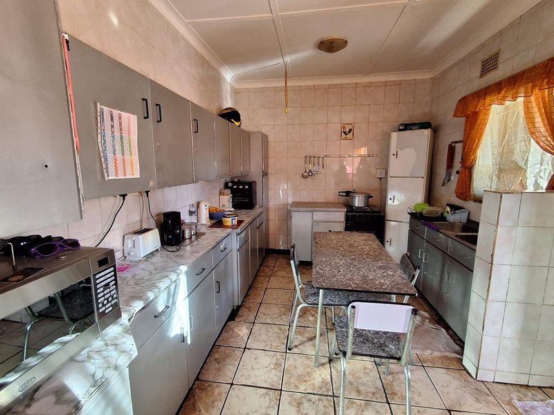 3-Bedroom Family Home with Swimming Pool, Garage & Secure Pet-Friendly Garden - Photo 3