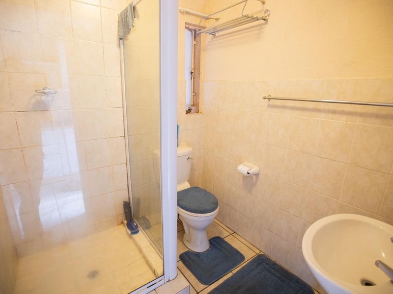 Bachelor Unit in Hatfield - Photo 8