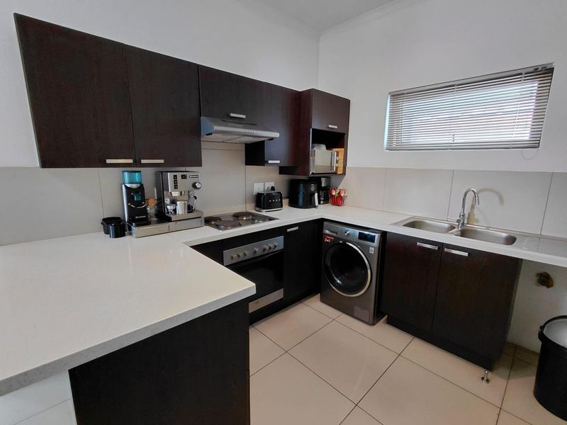Modern 2-bedroom, 1 bathroom Apartment at Kengies Square - Photo 2