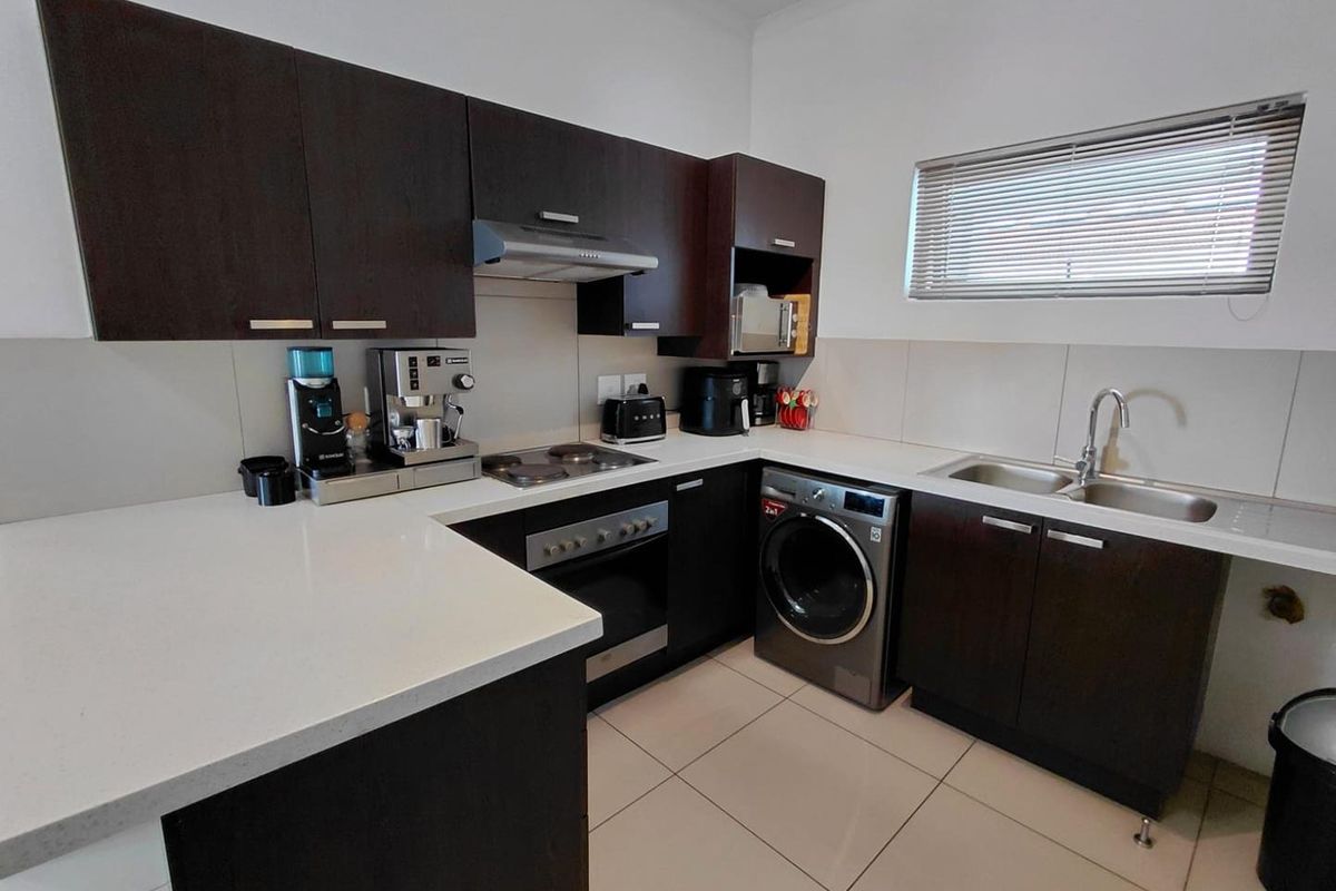 Modern 2-bedroom, 1 bathroom Apartment at Kengies Square - Photo 2