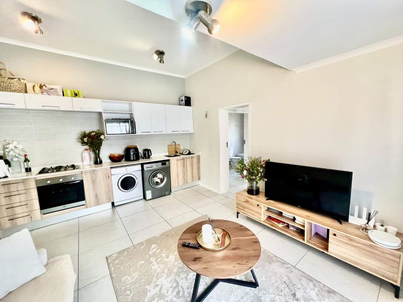 Charming Apartment: Perfect Blend of Comfort & Value - Photo 4