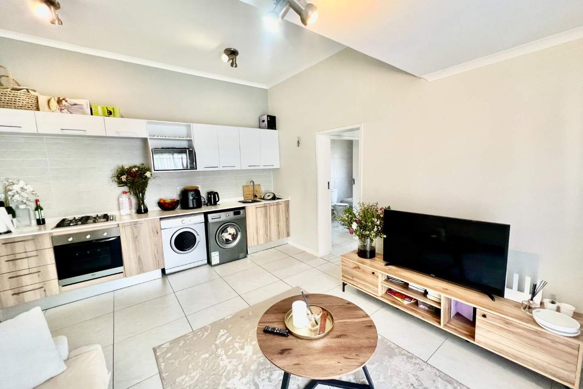 Charming Apartment: Perfect Blend of Comfort & Value - Photo 4