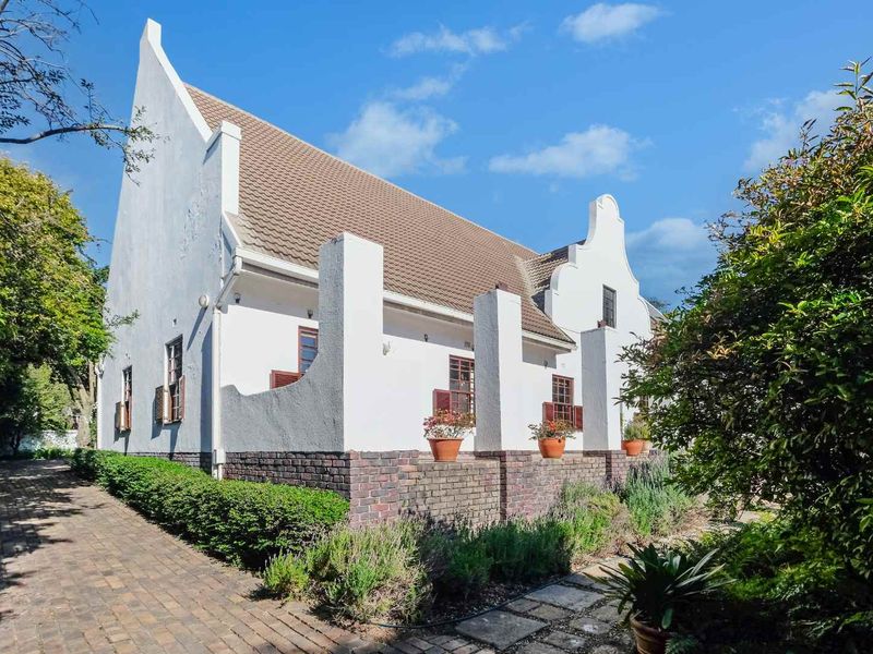 A CAPE DUTCH MASTERPIECE IN THE HEART OF ONE OF LONEHILL’S TOP BOOMED AREAS - Photo 9