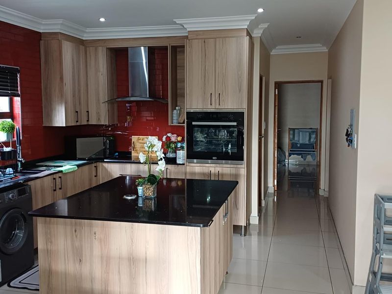 Flexible Layout Home Ideal for Airbnb or Large Families - Photo 3