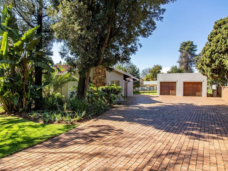 Spacious 4 Bedroom Family Home with Exceptional Living Areas in Fairland - Photo 2