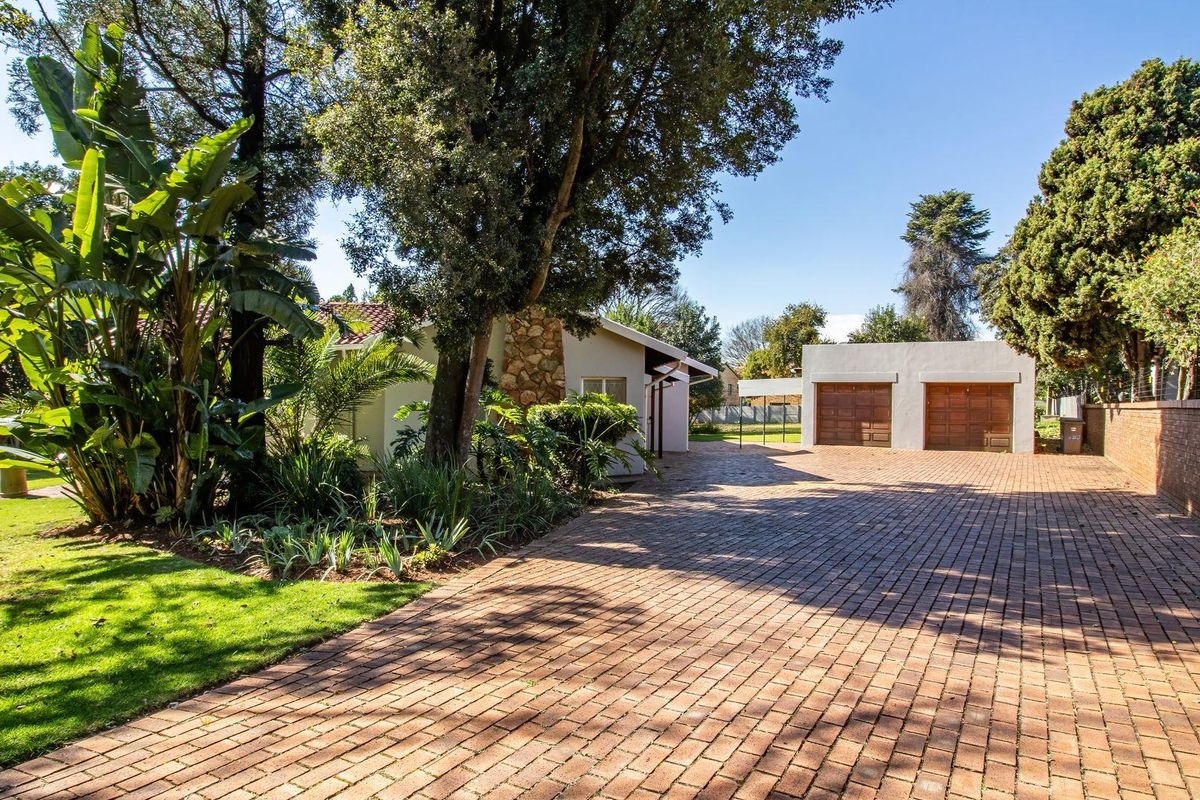 Spacious 4 Bedroom Family Home with Exceptional Living Areas in Fairland - Photo 2