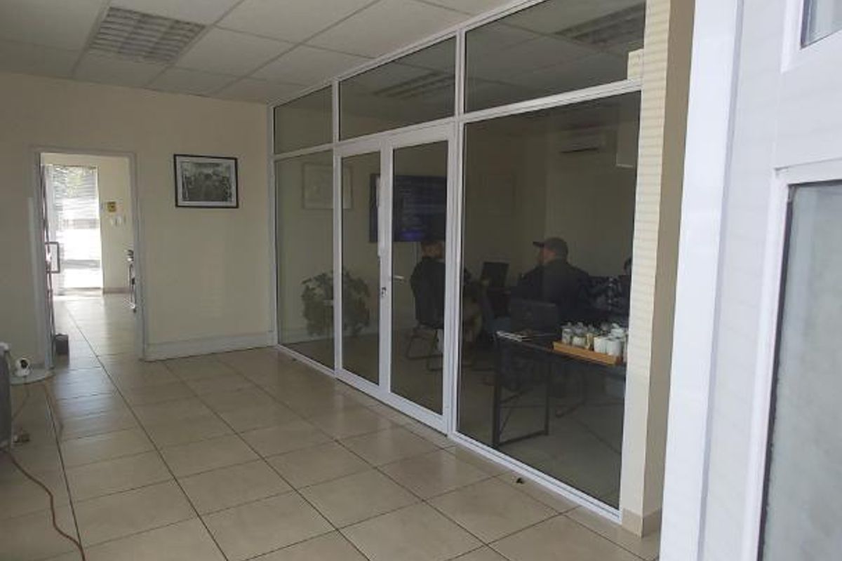 Warehouse/office facility to let in Newton Park - Photo 3