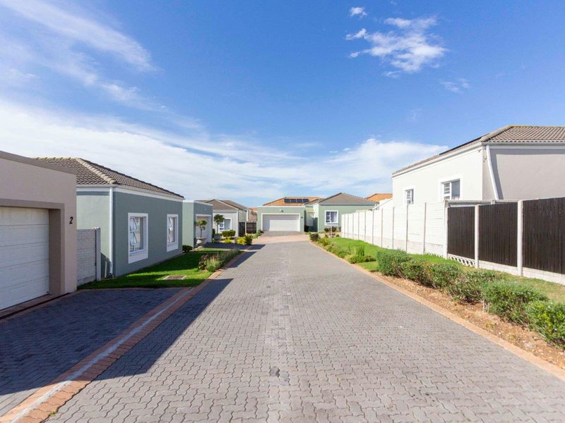 Secure 3 bedroom unit for sale in The Ridge, Parsonsvlei - Photo 2