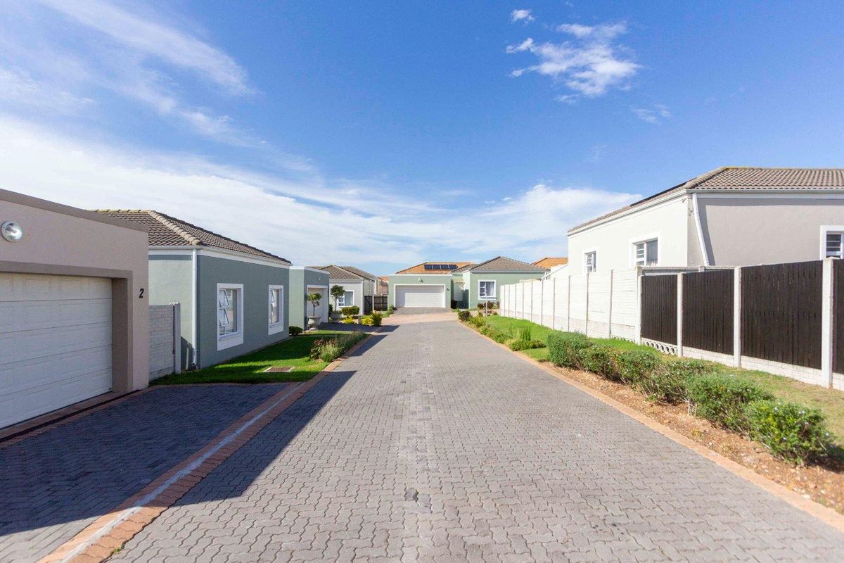 Secure 3 bedroom unit for sale in The Ridge, Parsonsvlei - Photo 2