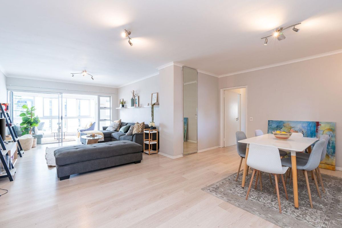 Spacious 3 bedroom Sea Point - Photo 2