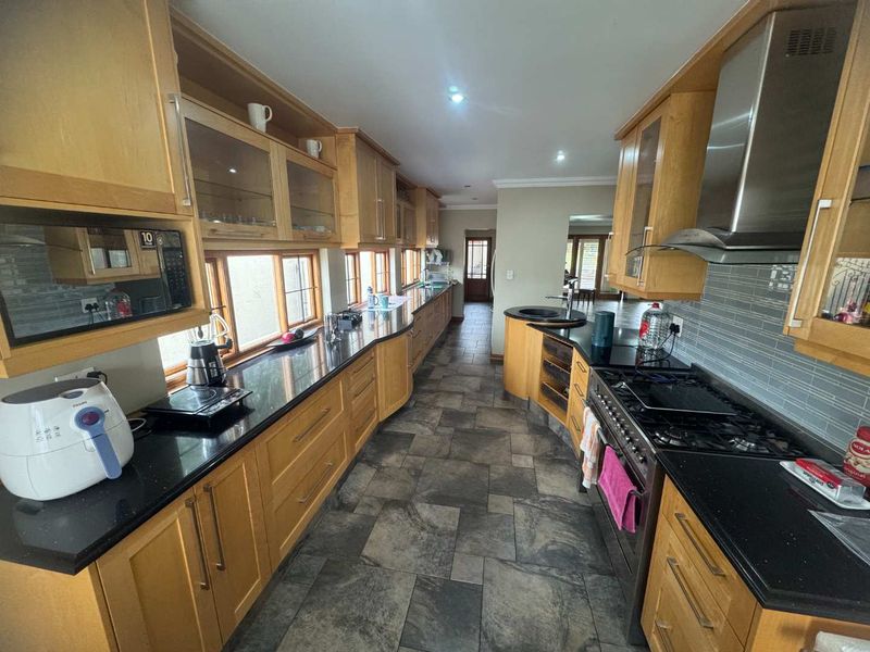 Huge Family Home with Flatlet - Photo 9