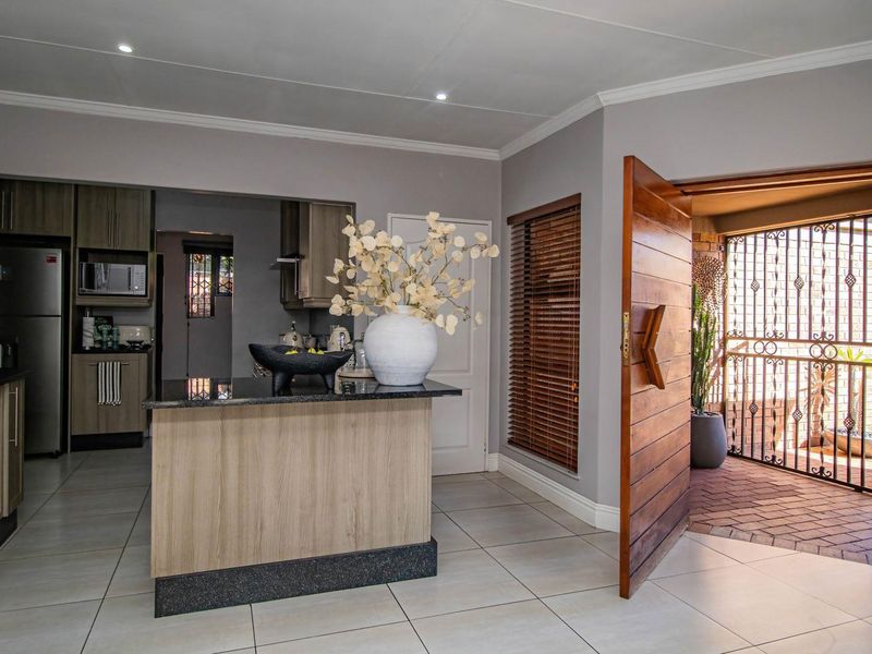 Charming 3-Bed Cluster Home with a Pool - Photo 2