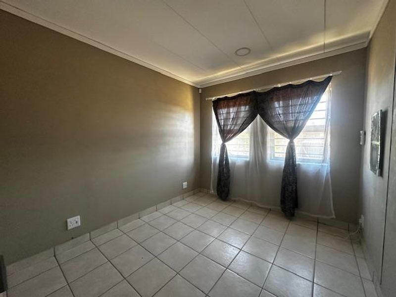 Your Next Chapter Starts Here – A Move-In Ready Gem in Hillside View! - Photo 10