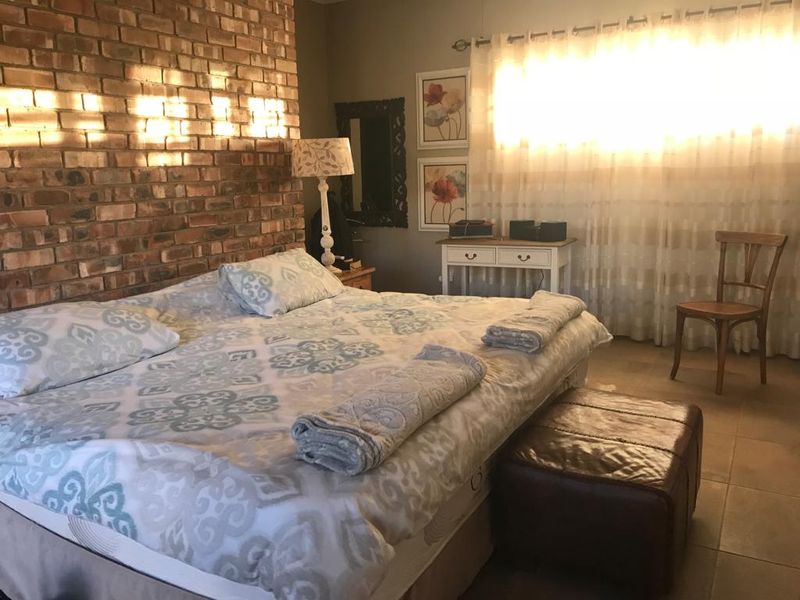 North facing family home with a separate flat - in quiet street, with beautiful views and near amenities - Photo 4