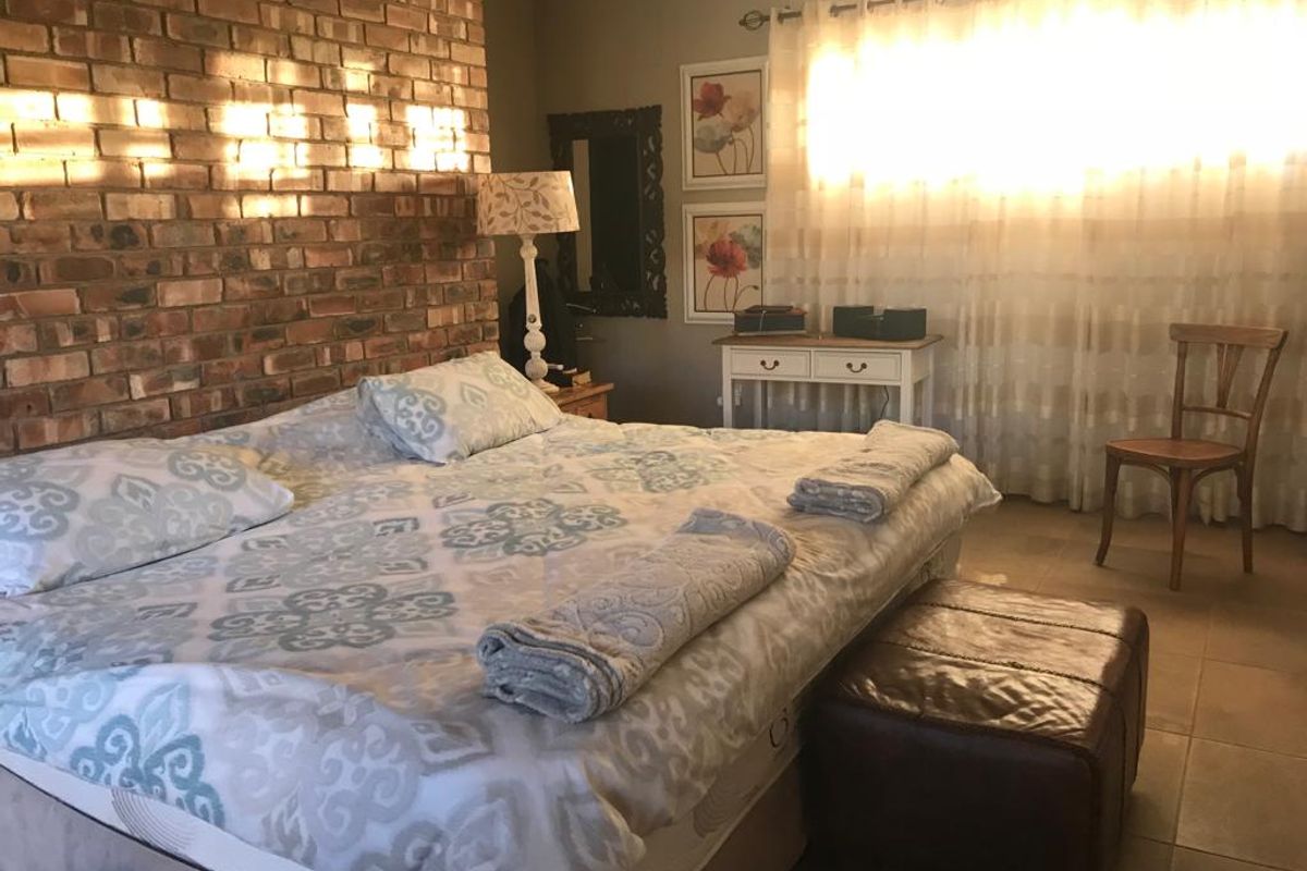 North facing family home with a separate flat - in quiet street, with beautiful views and near amenities - Photo 4