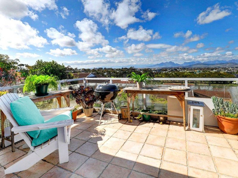 Townhouse, ideal for dual living, in popular security estate bordering golf course - Photo 3