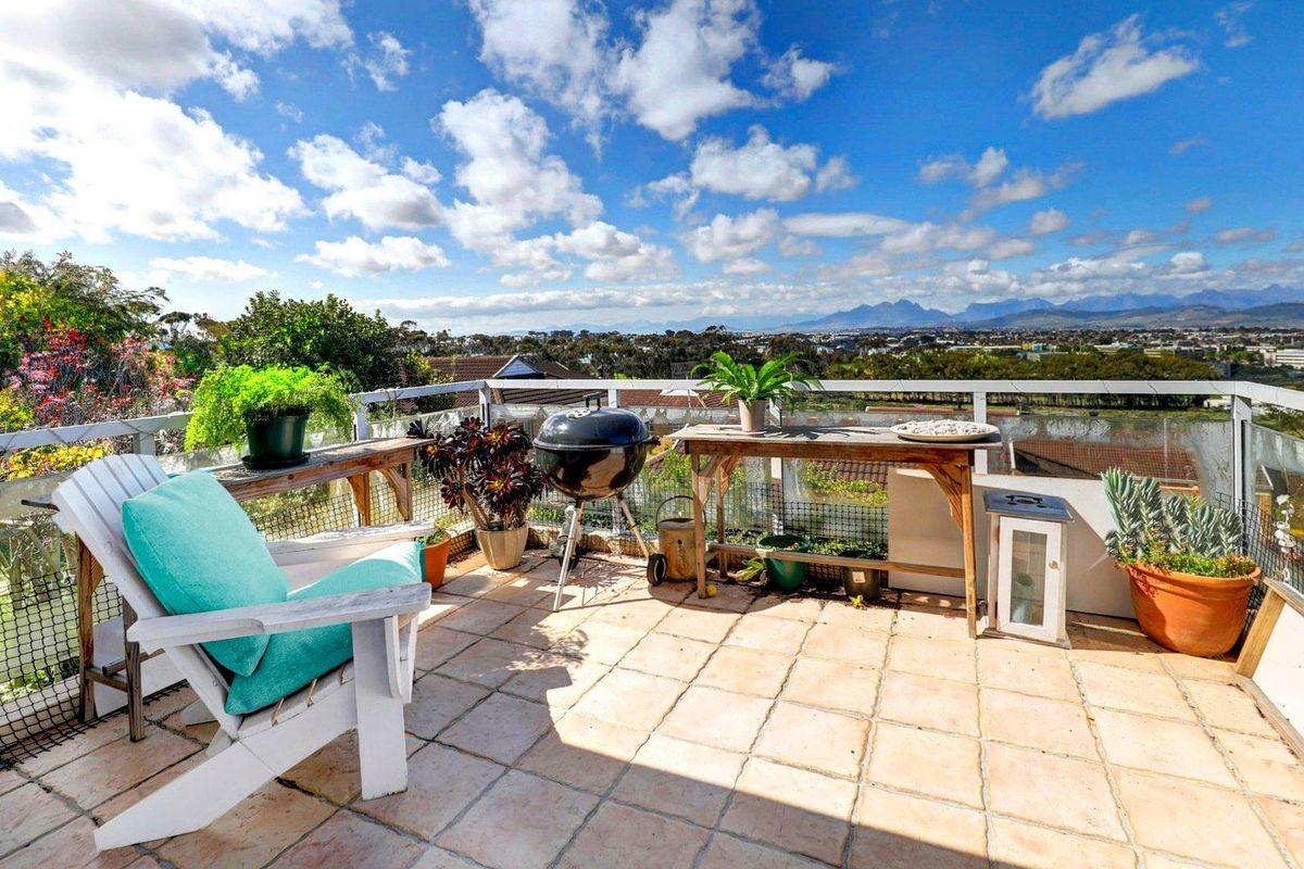 Townhouse, ideal for dual living, in popular security estate bordering golf course - Photo 3