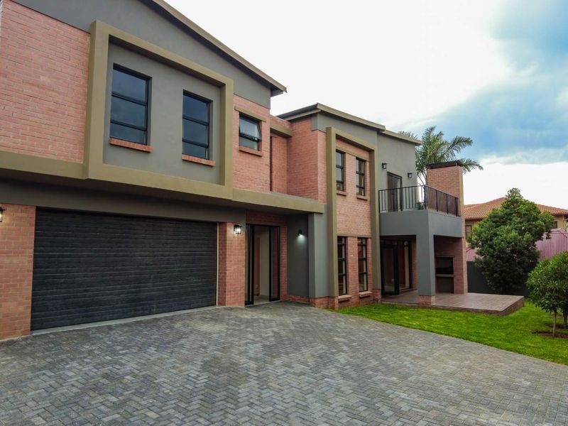 3 Bedroom Modern Home with Solar in Secure Complex - Photo 2