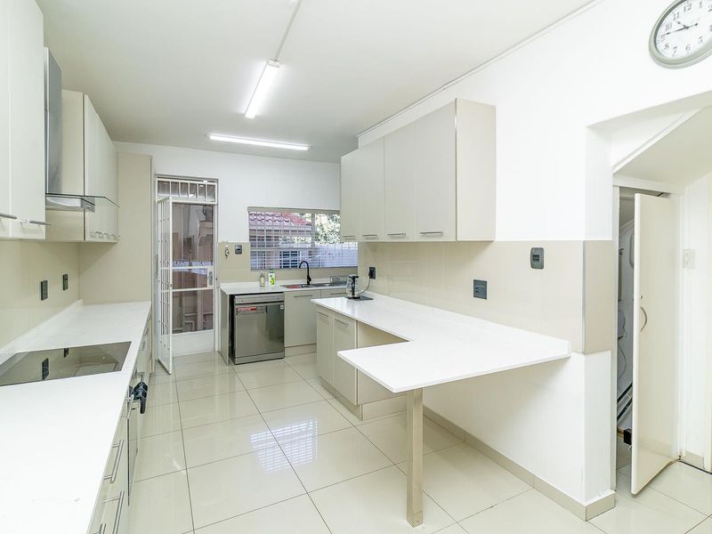 Contemporary Elegance. Sophisticated Living. A Private Garden Retreat! - Photo 7