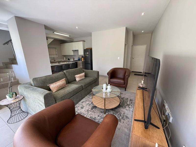 Stylish 3-Bedroom, 2-Bath Home Featuring Double Garage and Tranquil Private Garden - Photo 7