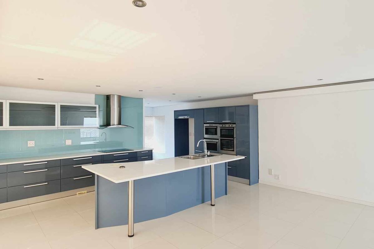 Elevated Luxury Living in Baronetcy Estate — A Spectacular 5-Bedroom Residence with Uninterrupted Table Mountain Views - Photo 4