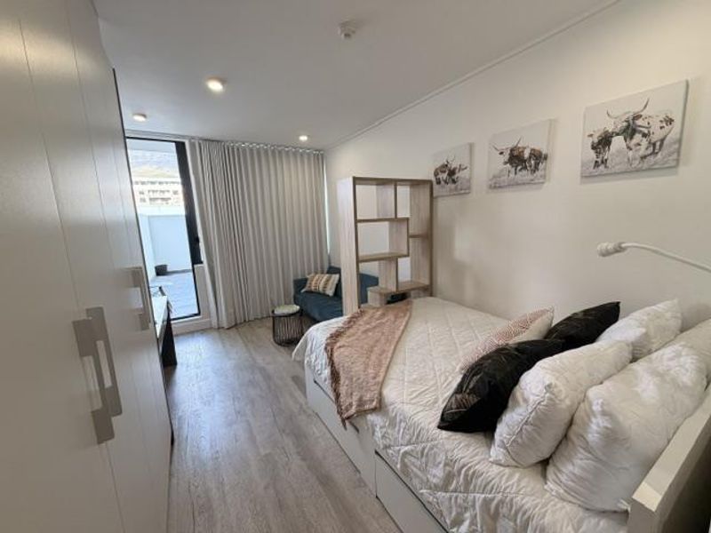 Furnished STUDIO apartment with large balcony, parking & great mountain views - Photo 4
