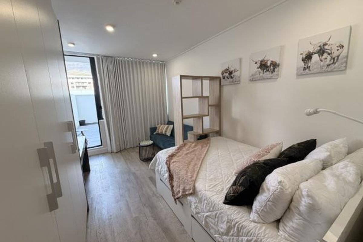 Furnished STUDIO apartment with large balcony, parking & great mountain views - Photo 4