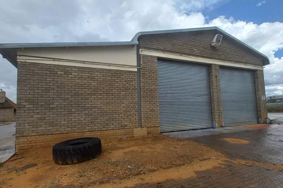 Unlock Business Potential: Expansive Property with Warehouses & Offices - Photo 2