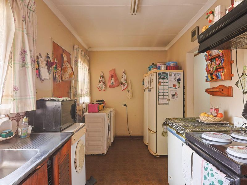 A Hidden Gem with Endless Potential – 3 Bedroom Family Home - Photo 9