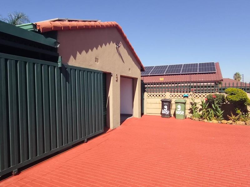 Neat 3 Bedroom Family Home in Prime area of Verwoerdpark with 3 bedroom Flatlet - Photo 2