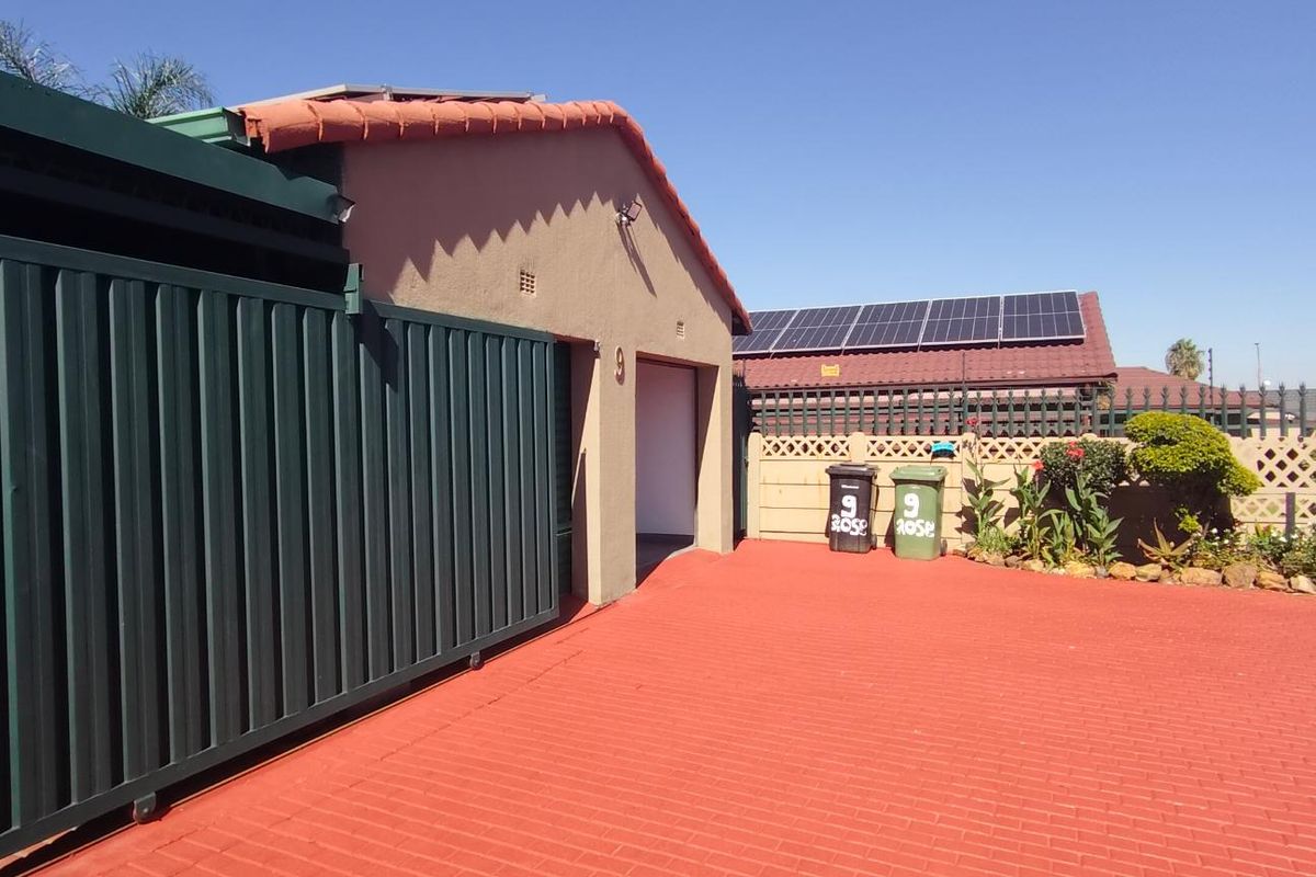 Neat 3 Bedroom Family Home in Prime area of Verwoerdpark with 3 bedroom Flatlet - Photo 2