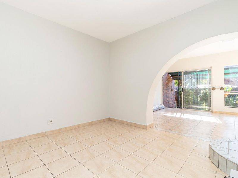 SPACIOUS 3-BEDROOM TOWNHOUSE IN A SECURE COMPLEX. - Photo 3