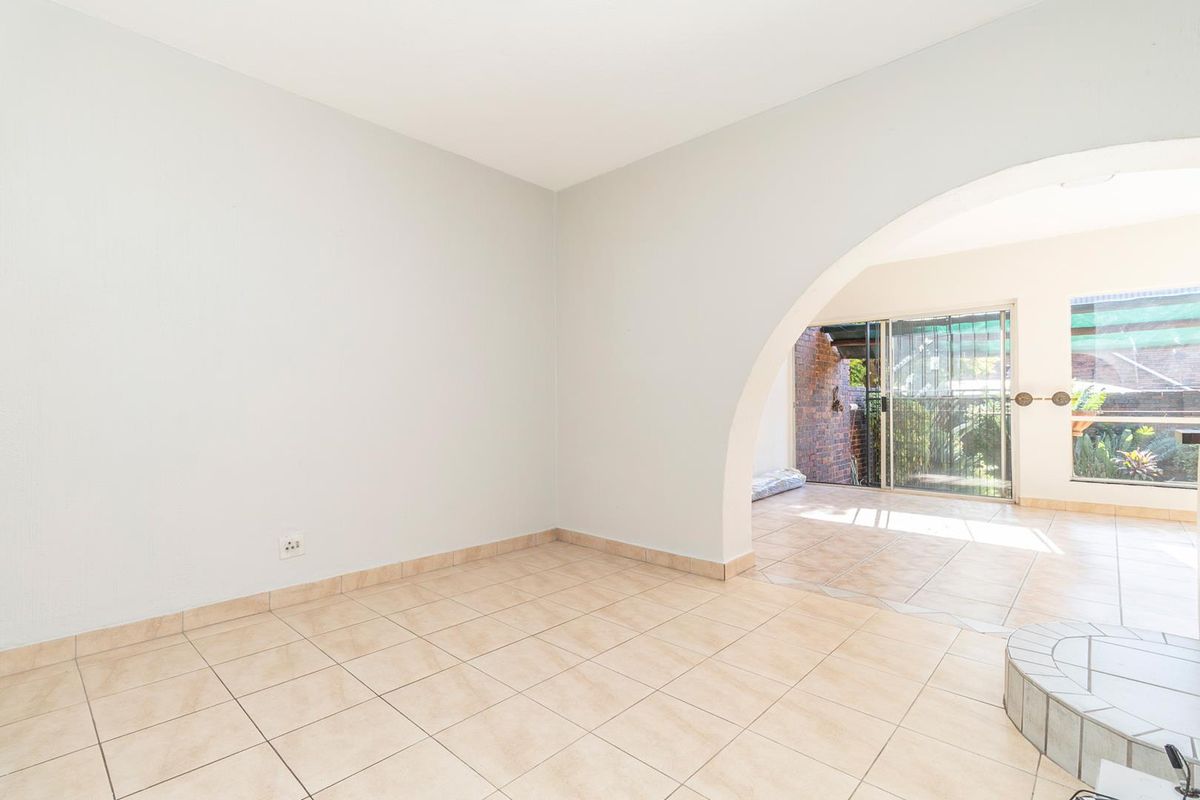 SPACIOUS 3-BEDROOM TOWNHOUSE IN A SECURE COMPLEX. - Photo 3