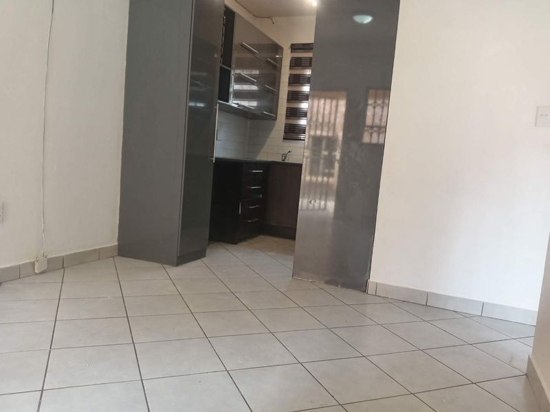 TWO BEDROOM TOWNHOUSE FOR SALE IN DAWN PARK - Photo 2