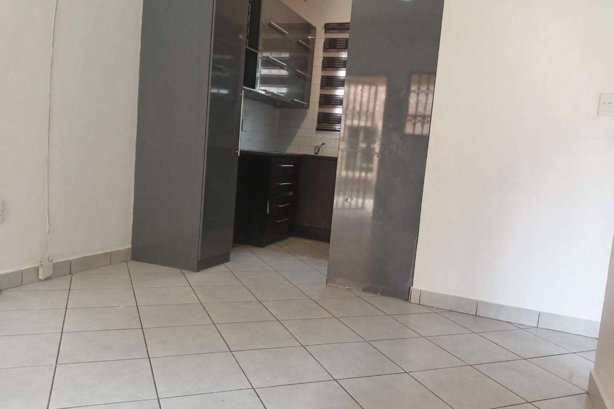 TWO BEDROOM TOWNHOUSE FOR SALE IN DAWN PARK - Photo 2