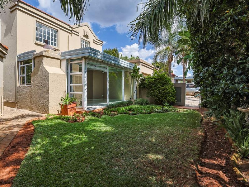 Charming 3-Bedroom Townhouse in Equestria - Photo 4