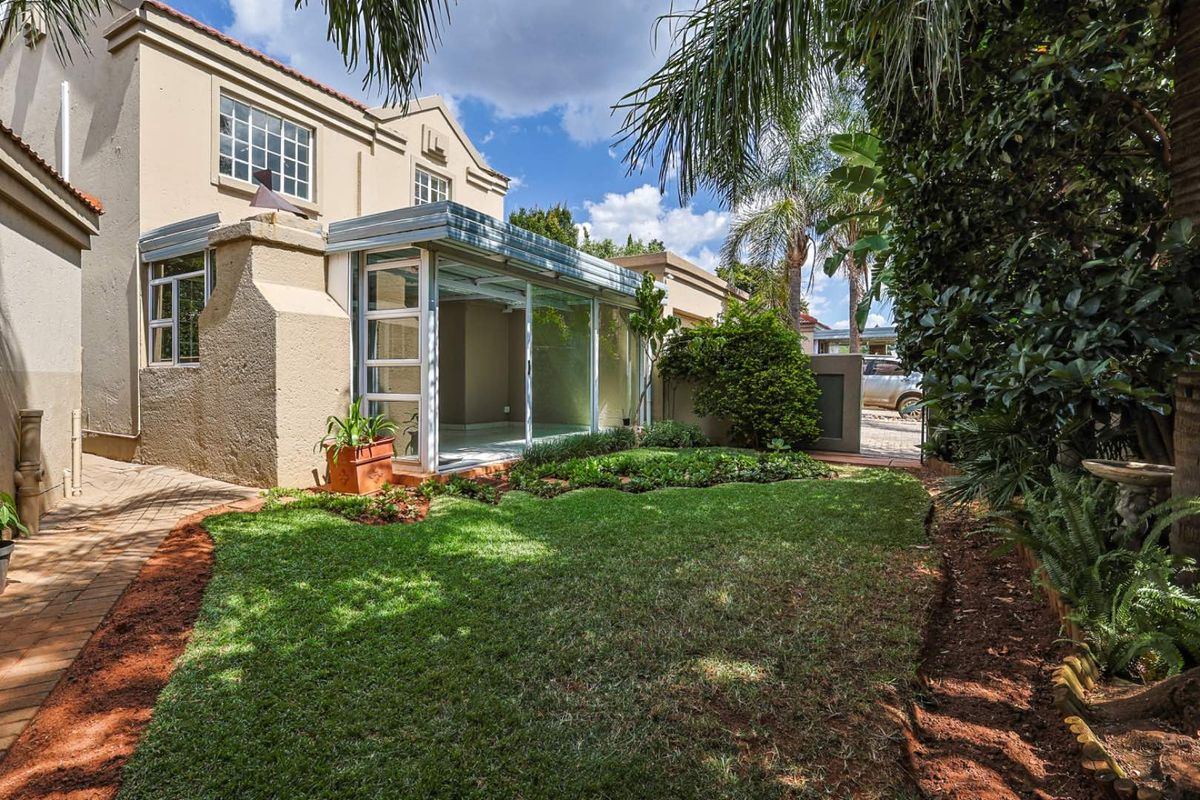 Charming 3-Bedroom Townhouse in Equestria - Photo 4