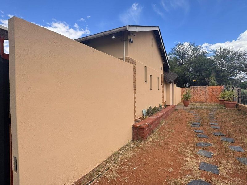 Family Home and great Investment in Beaconsfield - Photo 2