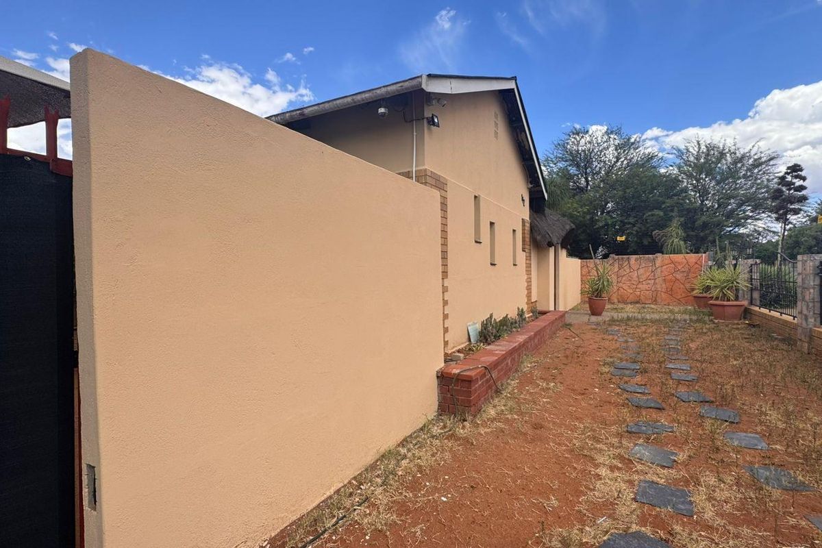 Family Home and great Investment in Beaconsfield - Photo 2