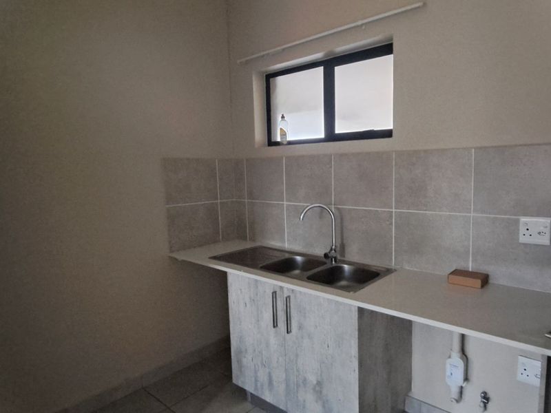 One Bedroom Apartment at Stonehaven - A secure residential estate in Whiteridge, Randburg - Photo 9