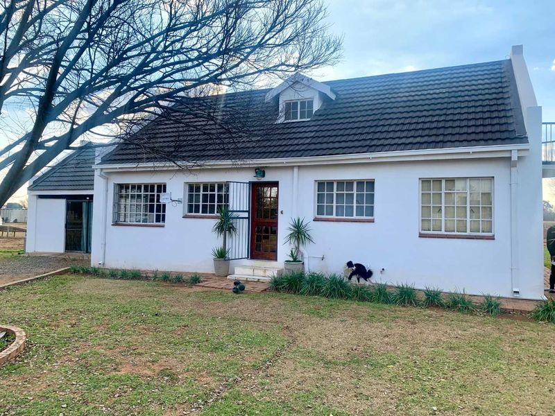 Spacious Smallholding with Family Home & newly Build Bachelor Flatlet – Southern Suburbs, Bloemfontein - Photo 2