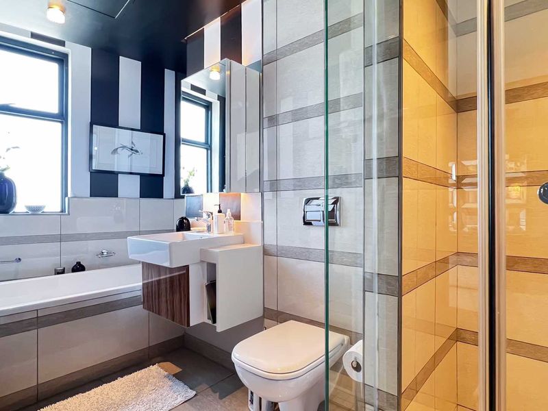 2 BEDROOM | 2 BATHROOM APARTMENT - Photo 9